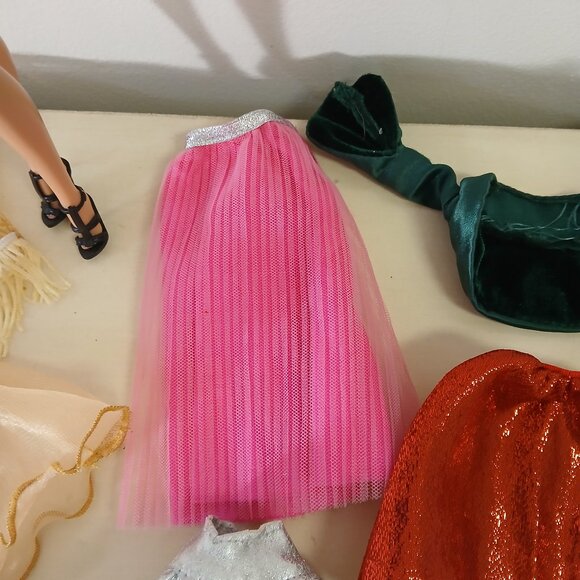 Barbie Basics Black label doll with extra clothes - Picture 8 of 8